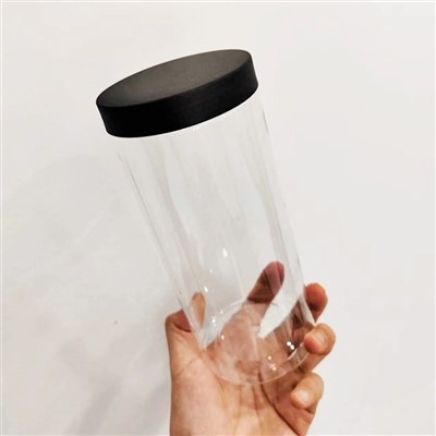 32 uncijų plastikiniai stiklainiai su juodais dangteliais