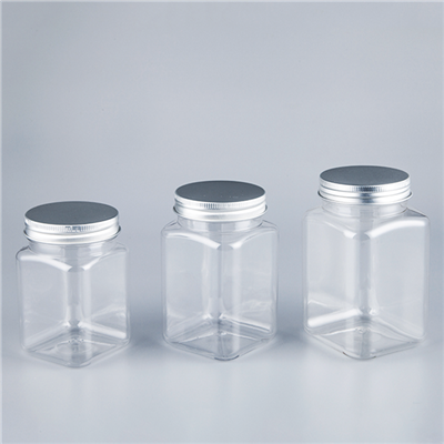 Plastikiniai kvadratiniai skaidrūs stiklainiai su metaliniais dangteliais